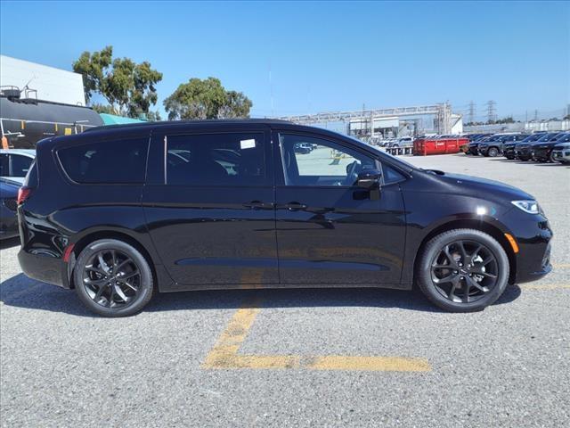 new 2024 Chrysler Pacifica car, priced at $46,404