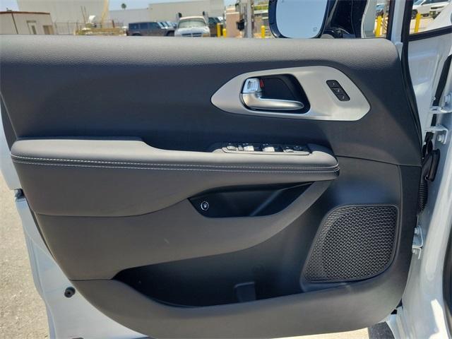 new 2025 Chrysler Pacifica Hybrid car, priced at $53,756