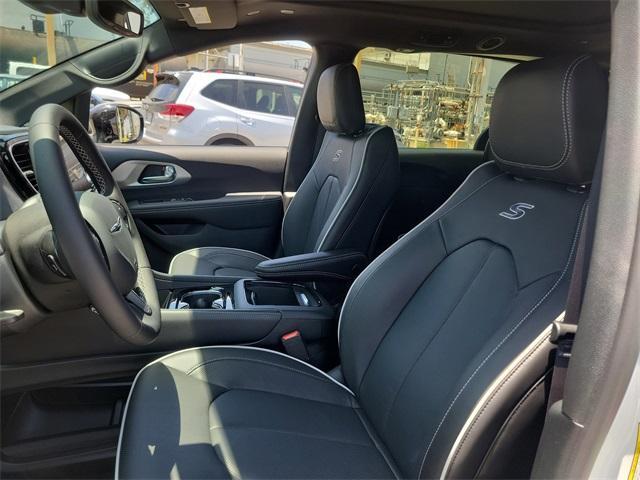 new 2025 Chrysler Pacifica Hybrid car, priced at $53,756