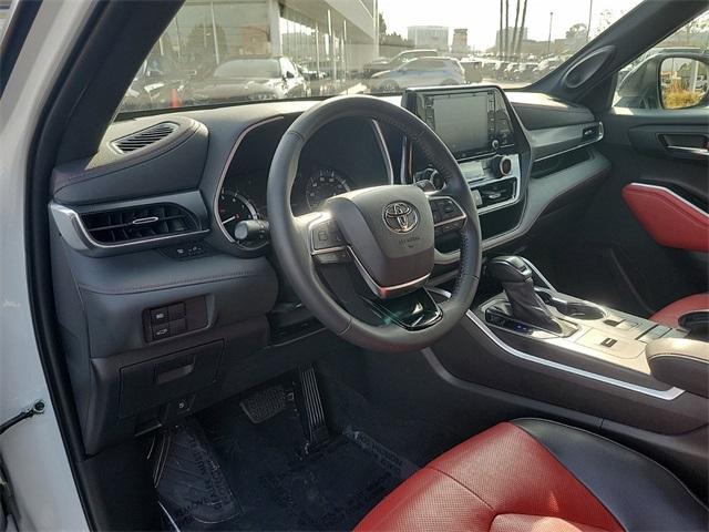 used 2021 Toyota Highlander car, priced at $33,453