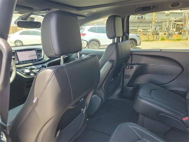 new 2025 Chrysler Pacifica car, priced at $42,304