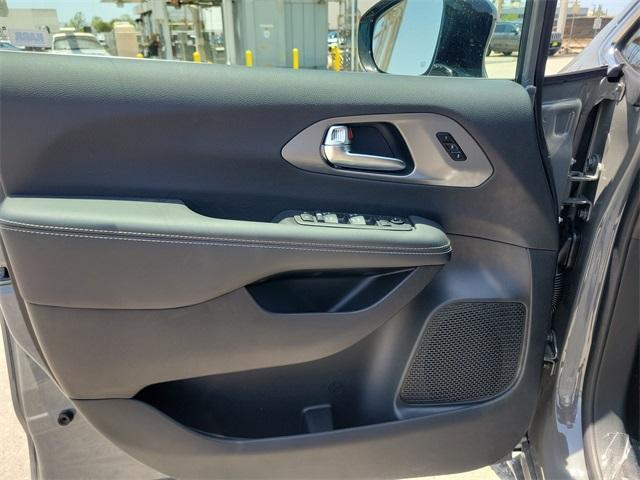 new 2025 Chrysler Pacifica car, priced at $42,304