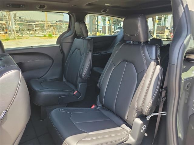 new 2025 Chrysler Pacifica car, priced at $42,304