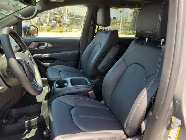 new 2025 Chrysler Pacifica car, priced at $42,304