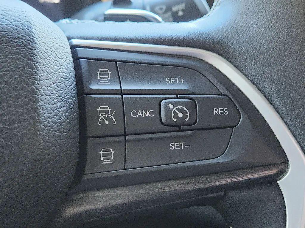 used 2024 Jeep Grand Cherokee car, priced at $25,499