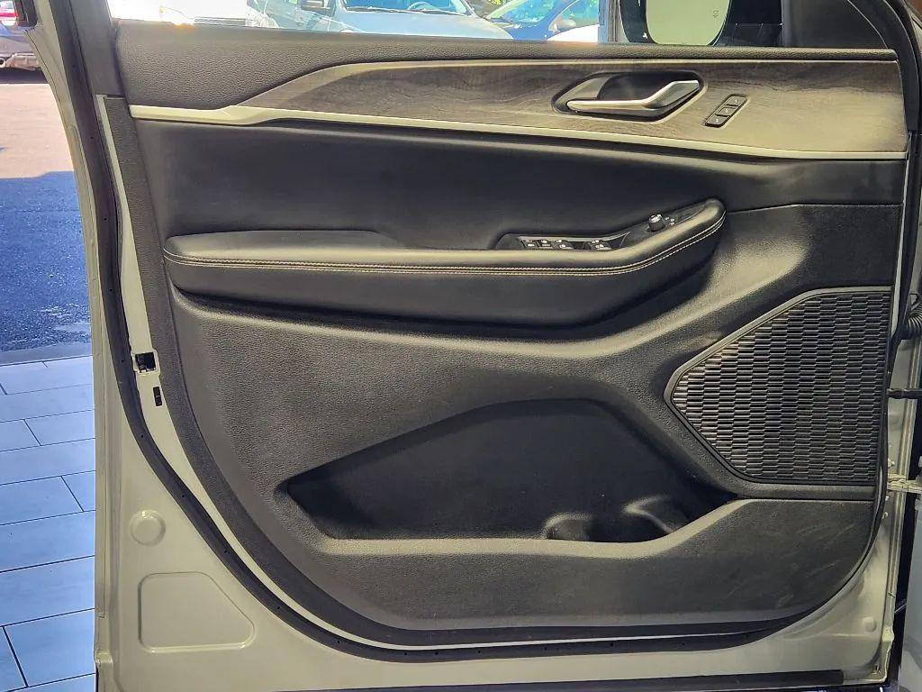 used 2024 Jeep Grand Cherokee car, priced at $25,499