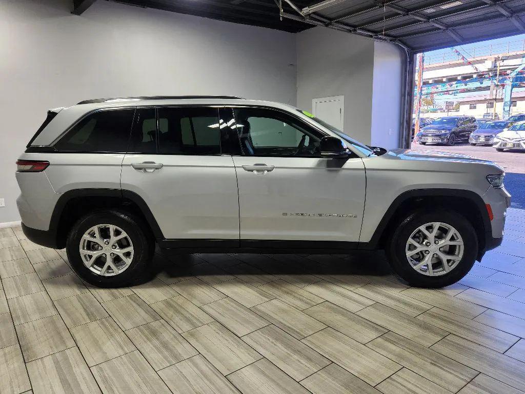 used 2024 Jeep Grand Cherokee car, priced at $25,499