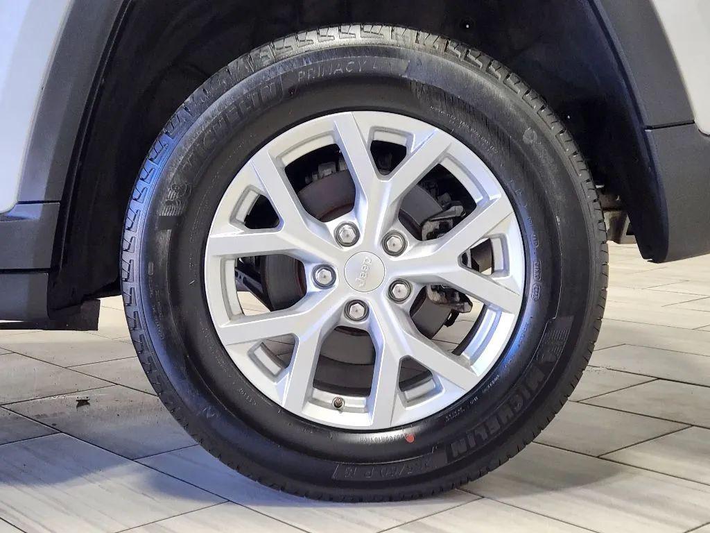 used 2024 Jeep Grand Cherokee car, priced at $25,499