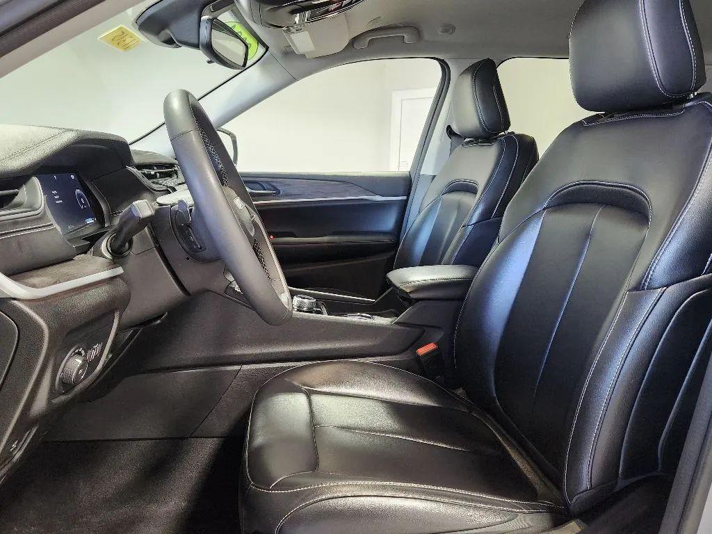 used 2024 Jeep Grand Cherokee car, priced at $25,499