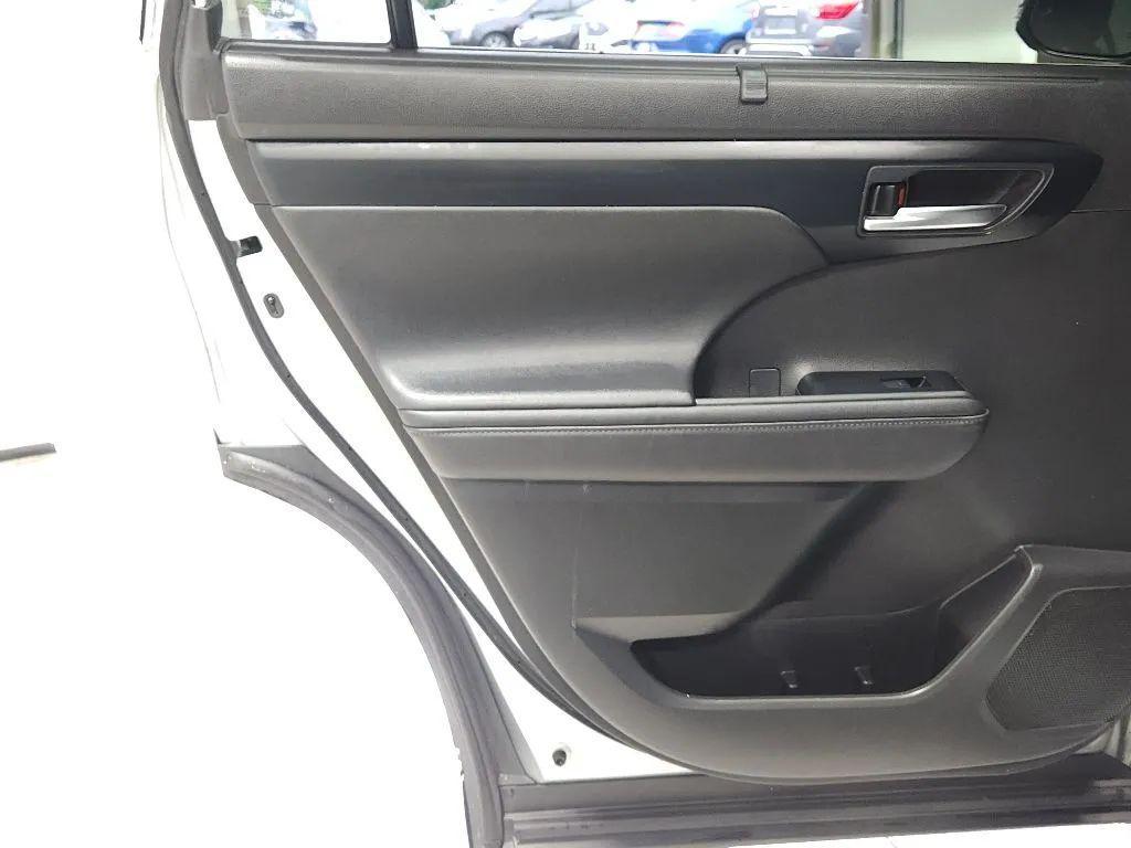 used 2020 Toyota Highlander car, priced at $27,499