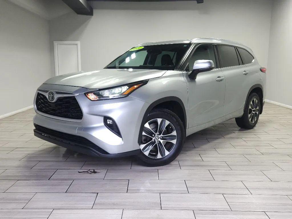 used 2020 Toyota Highlander car, priced at $27,499