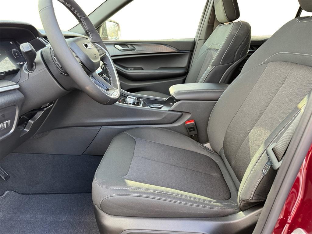 new 2025 Jeep Grand Cherokee car, priced at $40,420