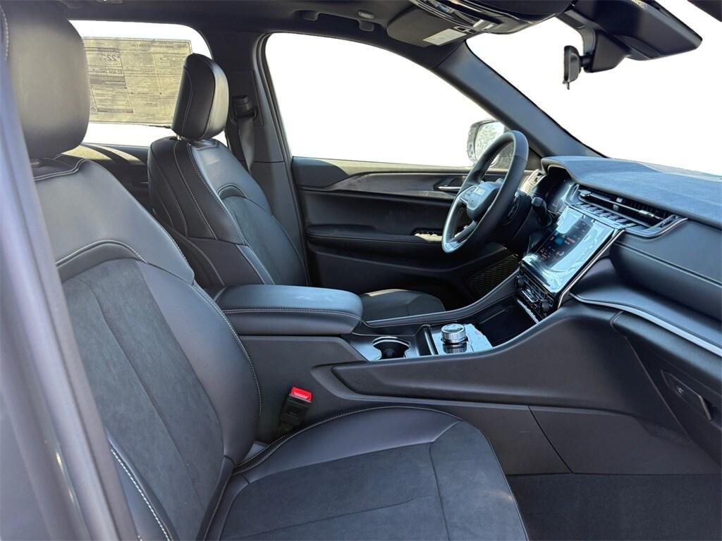new 2025 Jeep Grand Cherokee car, priced at $44,155