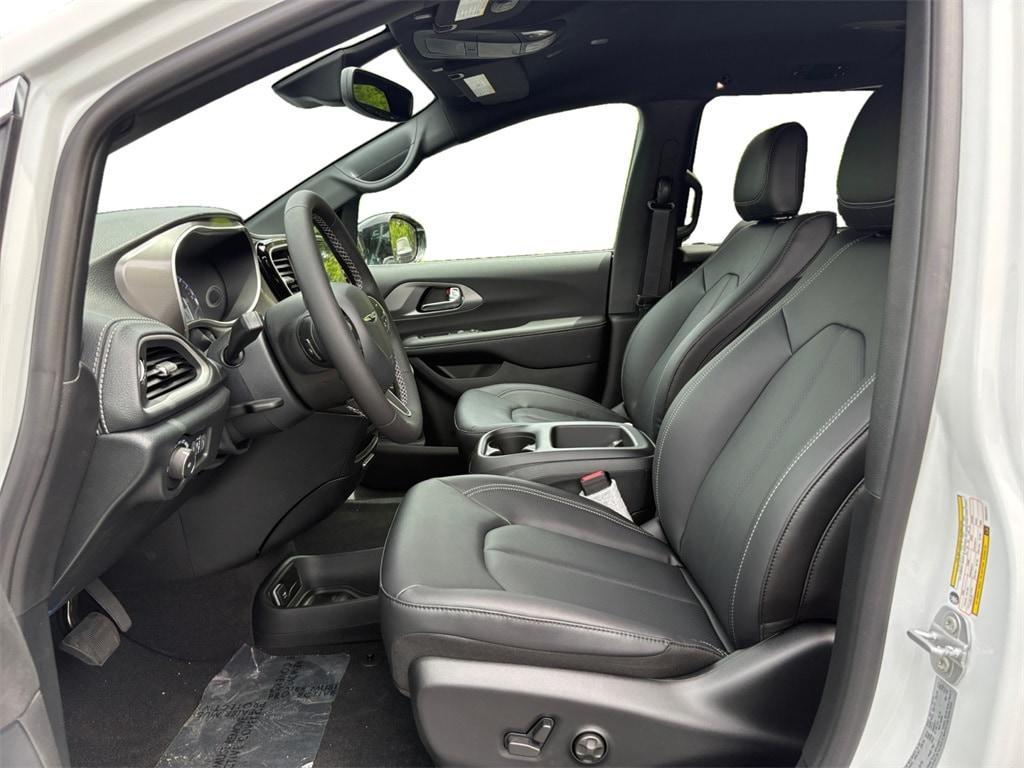 new 2025 Chrysler Pacifica car, priced at $41,752