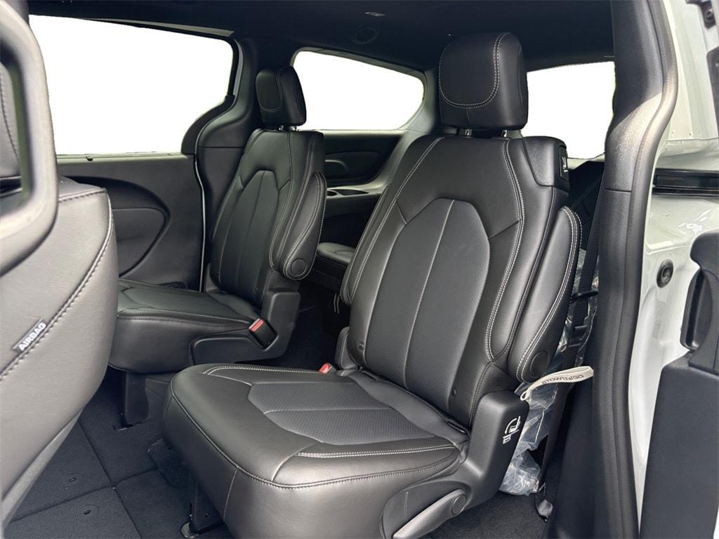 new 2025 Chrysler Pacifica car, priced at $41,752