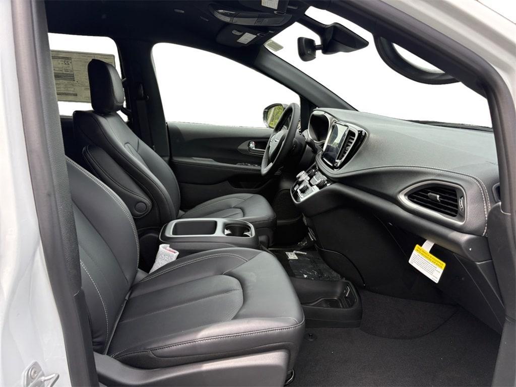 new 2025 Chrysler Pacifica car, priced at $41,752
