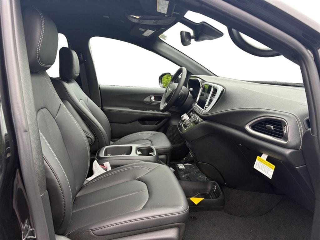 new 2025 Chrysler Pacifica car, priced at $41,752