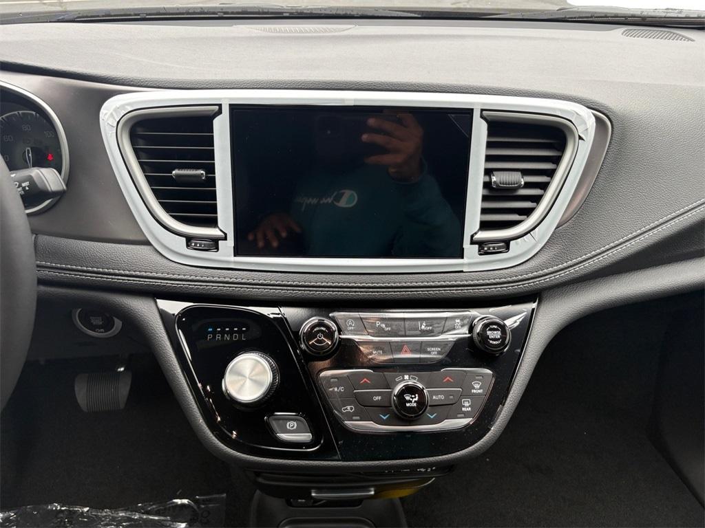 new 2025 Chrysler Pacifica car, priced at $41,752