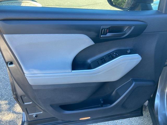 used 2022 Toyota Highlander car, priced at $27,800