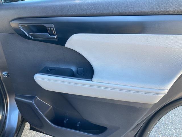 used 2022 Toyota Highlander car, priced at $27,800