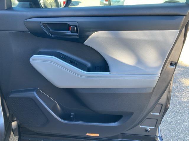 used 2022 Toyota Highlander car, priced at $27,800