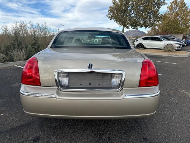 used 2010 Lincoln Town Car car, priced at $10,000