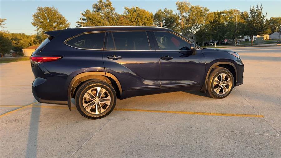 used 2020 Toyota Highlander car, priced at $26,819