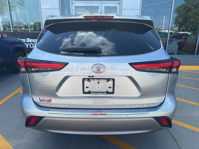 used 2022 Toyota Highlander car, priced at $44,800