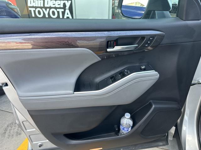 used 2022 Toyota Highlander car, priced at $44,800
