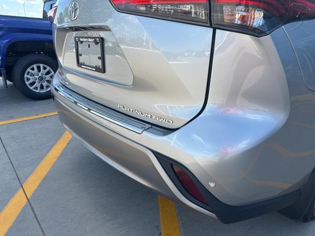 used 2022 Toyota Highlander car, priced at $44,800