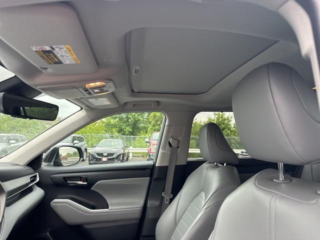 used 2022 Toyota Highlander car, priced at $40,274