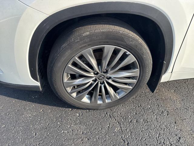 used 2021 Toyota Highlander car, priced at $39,700