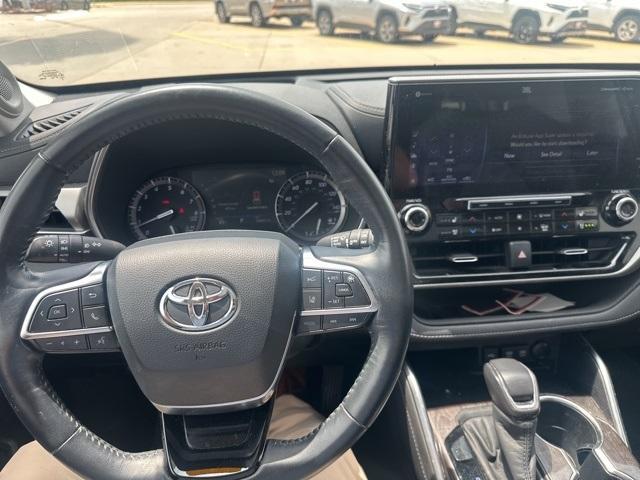 used 2020 Toyota Highlander car, priced at $31,900