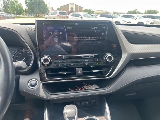 used 2020 Toyota Highlander car, priced at $31,900