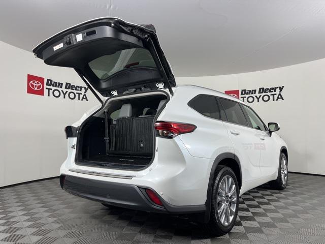 used 2022 Toyota Highlander car, priced at $36,711
