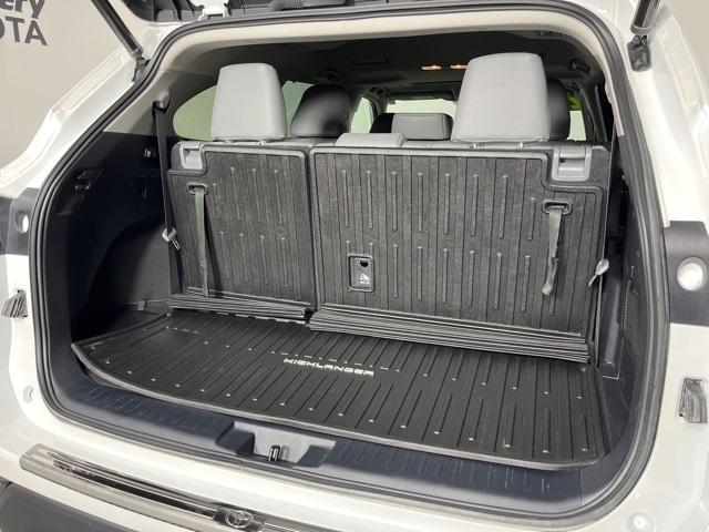 used 2022 Toyota Highlander car, priced at $40,800