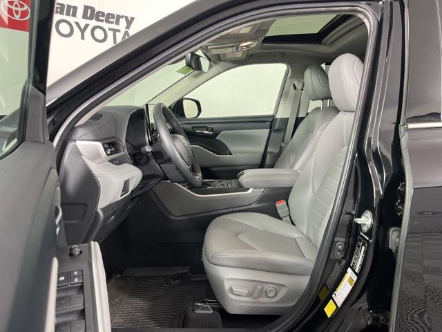used 2022 Toyota Highlander car, priced at $42,800