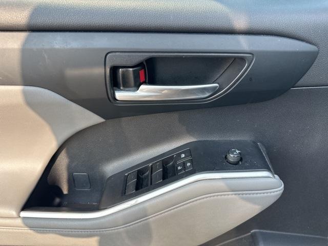 used 2023 Toyota Highlander Hybrid car, priced at $40,500