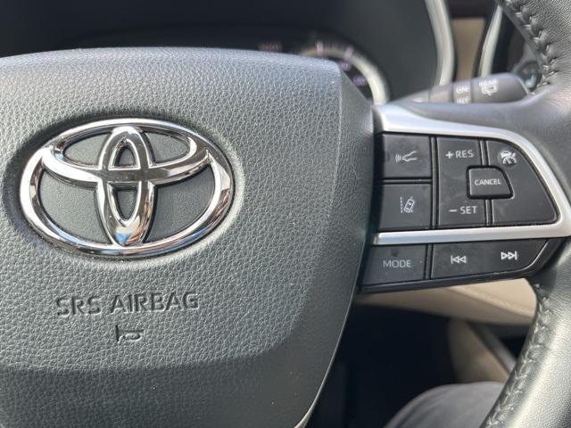 used 2022 Toyota Highlander car, priced at $33,100