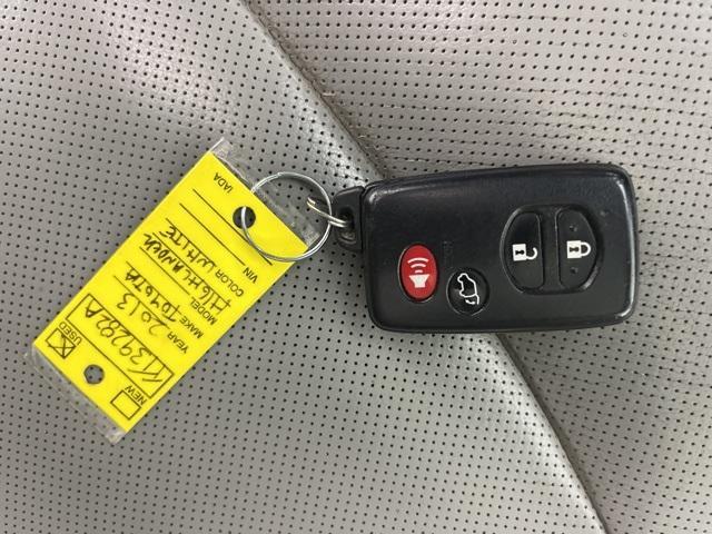 used 2013 Toyota Highlander car, priced at $14,000