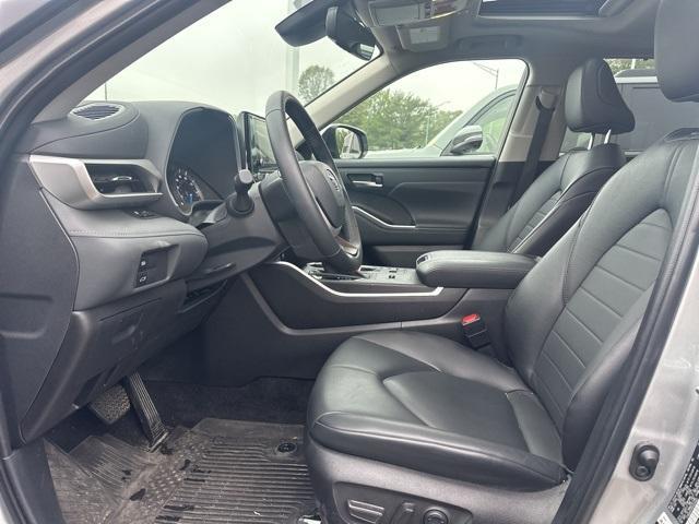 used 2024 Toyota Highlander Hybrid car