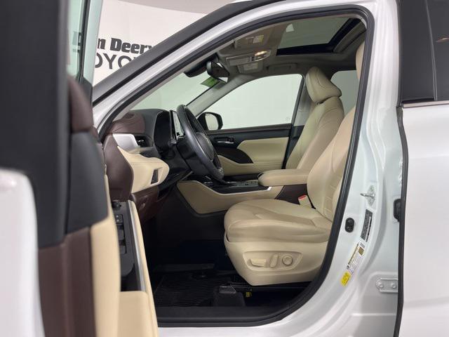 used 2022 Toyota Highlander Hybrid car, priced at $31,464