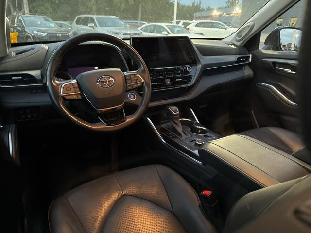 used 2021 Toyota Highlander car, priced at $39,000