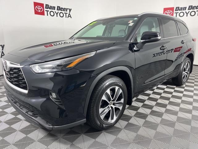 used 2022 Toyota Highlander car, priced at $38,600