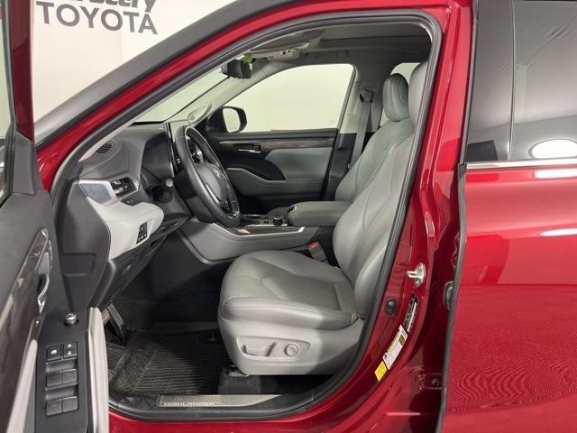 used 2021 Toyota Highlander car, priced at $41,668