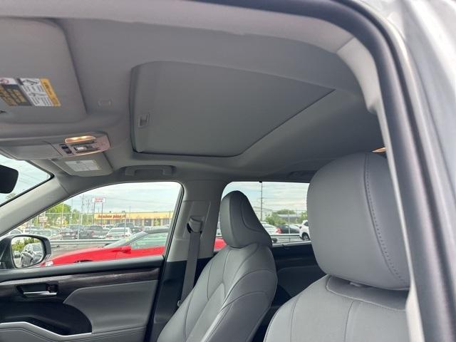 used 2020 Toyota Highlander Hybrid car, priced at $38,800