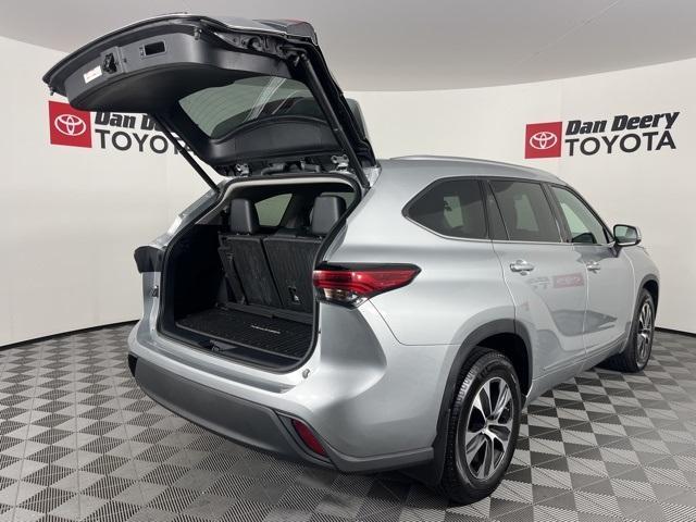 used 2021 Toyota Highlander car, priced at $30,921