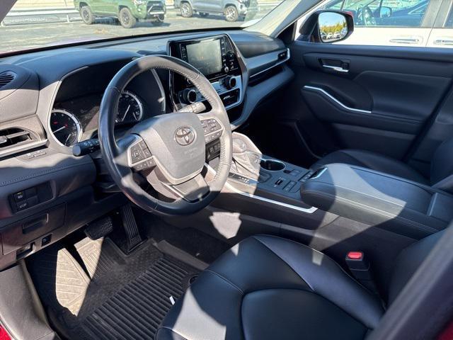 used 2022 Toyota Highlander car, priced at $37,400
