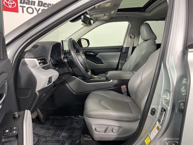 used 2021 Toyota Highlander Hybrid car, priced at $35,999
