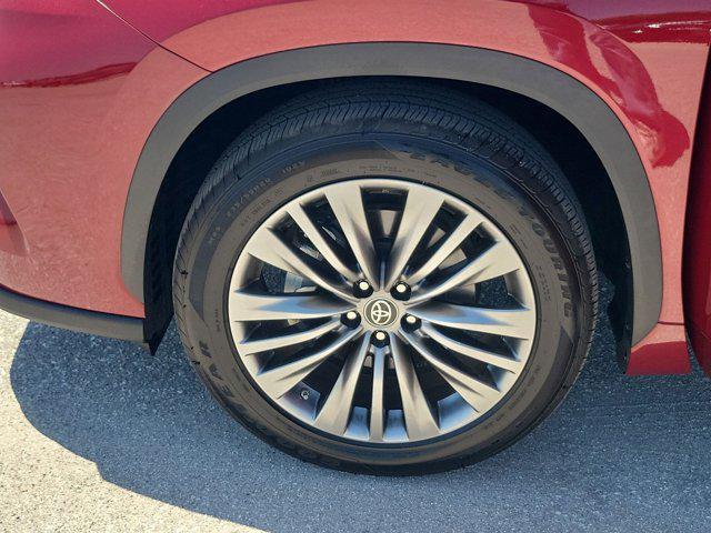 used 2022 Toyota Highlander car, priced at $39,987